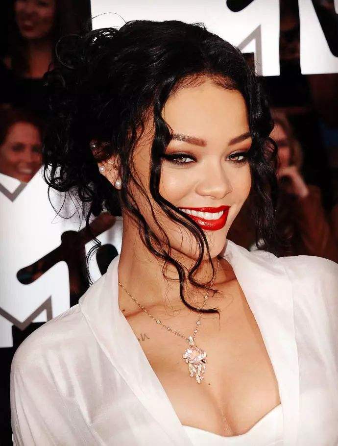 美國著名女歌手蕾哈娜因商標“大義滅親”，起訴其父并索賠人民幣約5億元